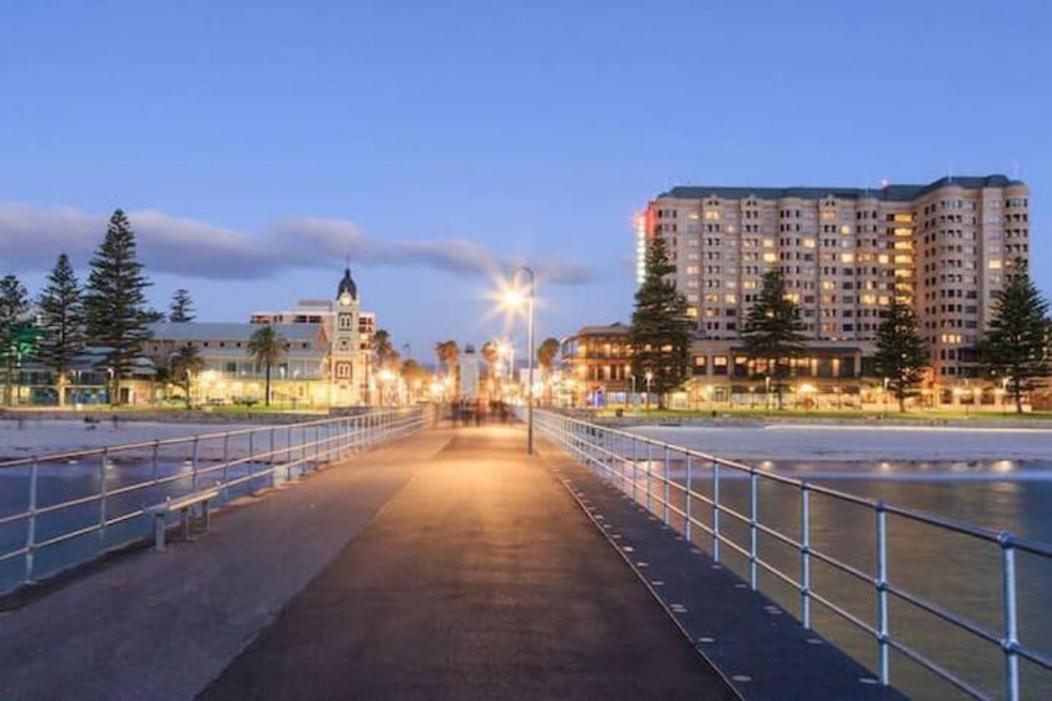Beachside Luxury Apartments One & Two Bedroom In Beachfront Oaks Pier Building Glenelg Exterior foto